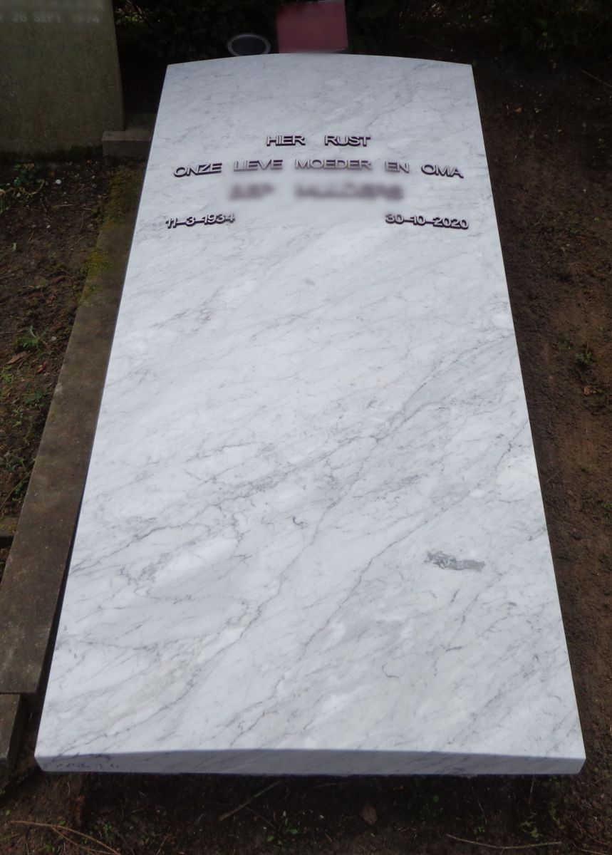 Witte grafsteen voor oma
