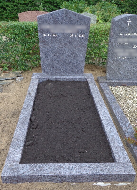 grafsteen met zwartzand
