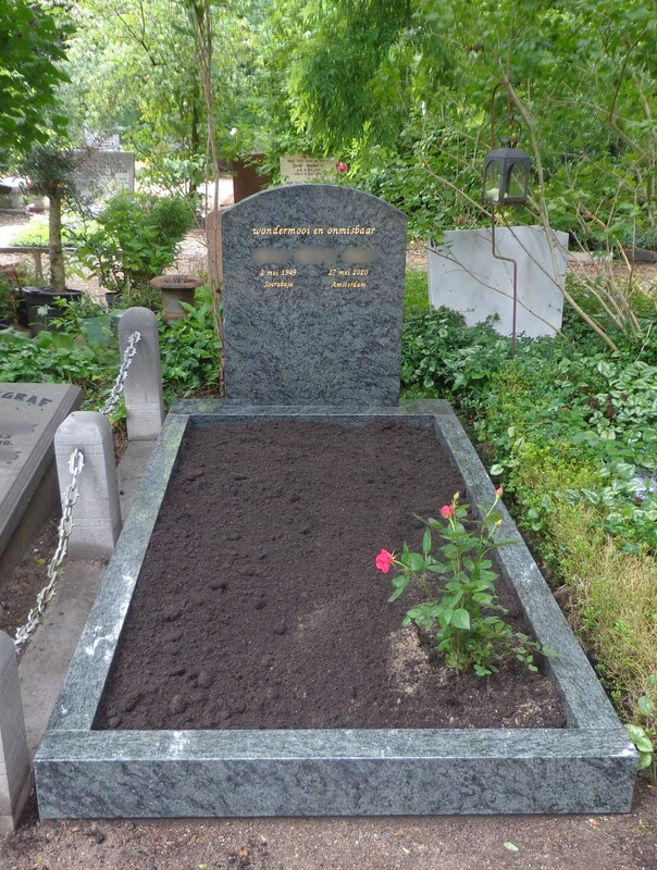grafsteen met een plant